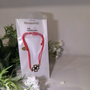 Raudono siūlo apyrankė su keturlapiu dobilo lapu